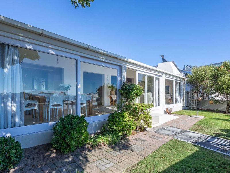 3-Bedroom Coastal Home – Beachside Living in a Secure Estate - Photo 2