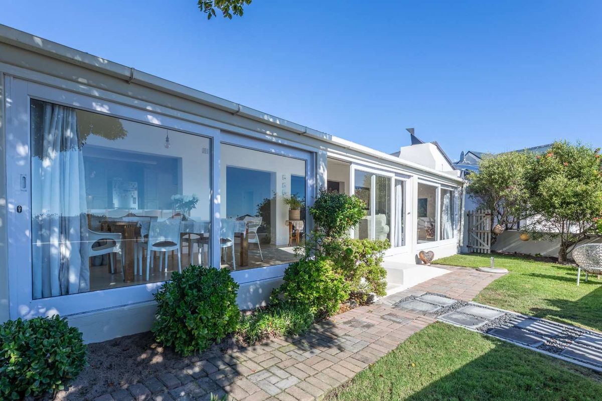 3-Bedroom Coastal Home – Beachside Living in a Secure Estate - Photo 2