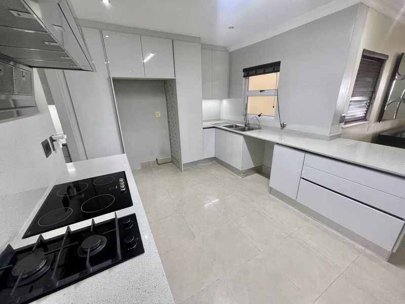 Hendra - Ultra Modern 3-Bedroom Apartment with Drive-Up Access and Breathtaking Views - Photo 6