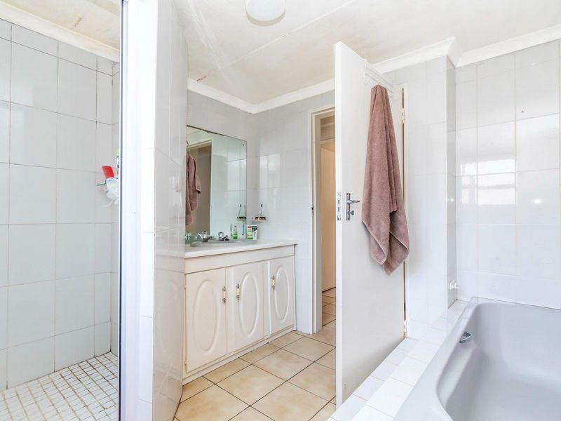 SPACIOUS 3-BEDROOM HOME WITH STUNNING BALCONY VIEWS. - Photo 9