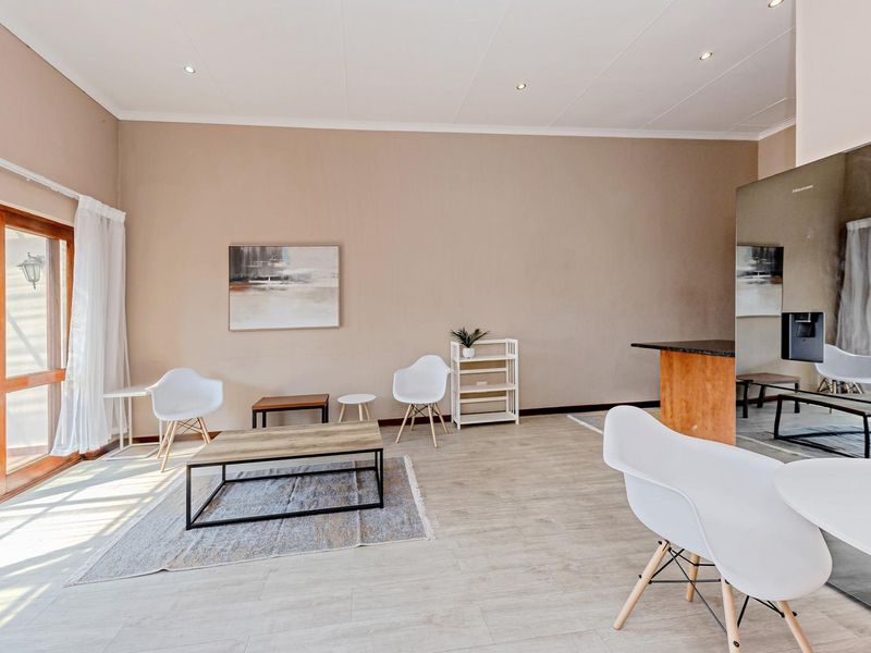 Enjoy Fresh Air And  Views From Your Balcony - No Transfer Costs - Photo 6