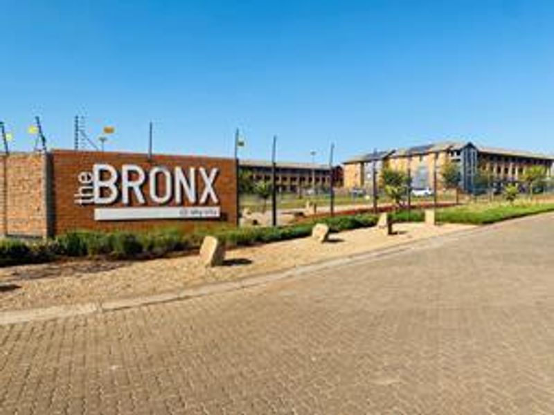 Modern 2 Bedroom Apartment in the heart of Sky City - Photo 8