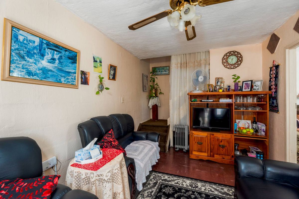 PERFECT STARTER HOME IN BEACON VALLEY. - Photo 5