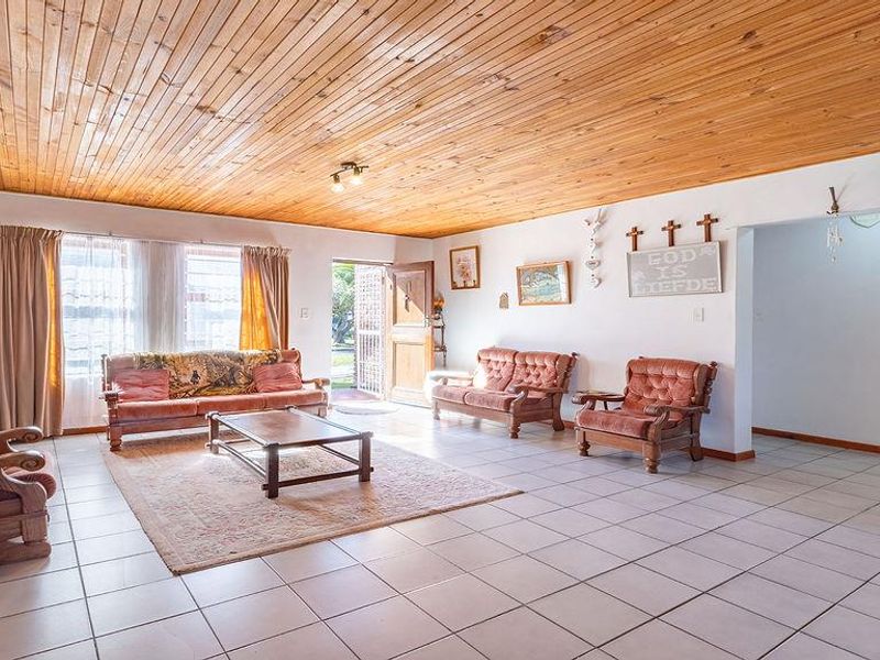 Seaside Bliss: Your Dream Holiday Home Awaits! - Photo 4