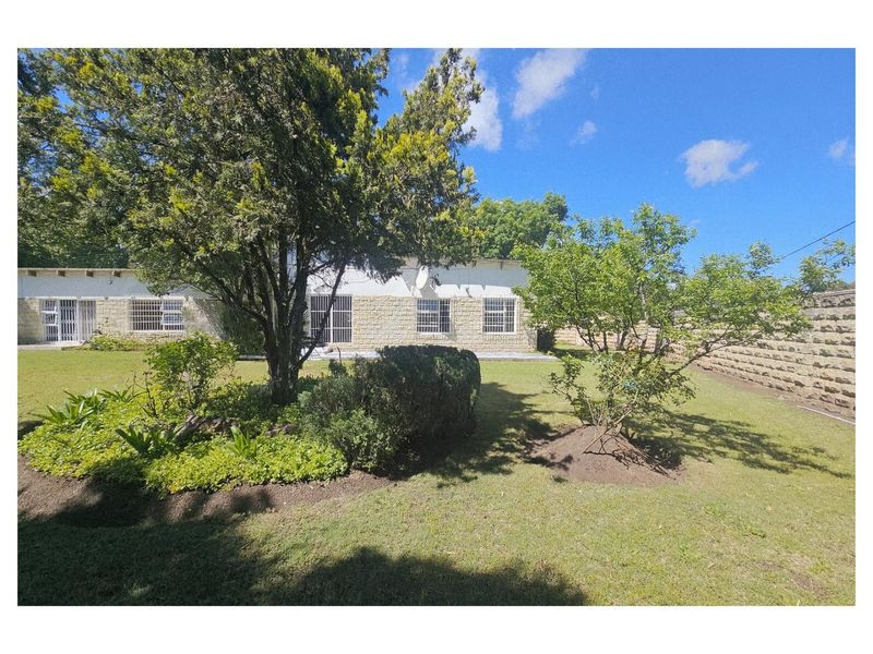 **Charming Sandstone and Plaster Family Home with Ample Space and Modern Amenities** - Photo 3