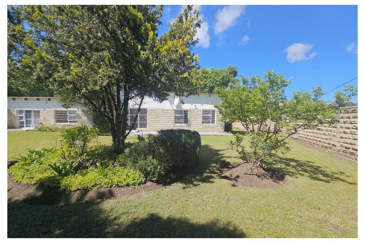 **Charming Sandstone and Plaster Family Home with Ample Space and Modern Amenities** - Photo 3