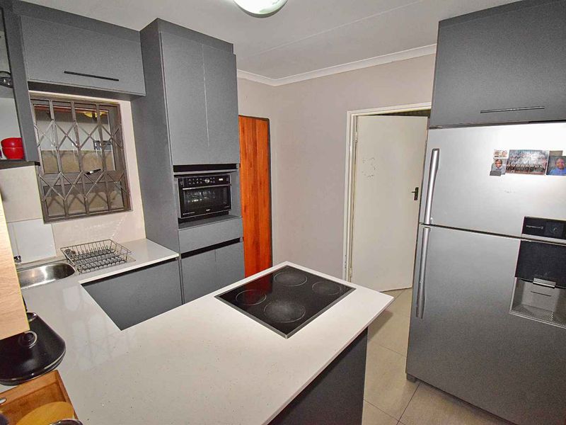 3 Bedroom, 2 Bathroom Home - Photo 8