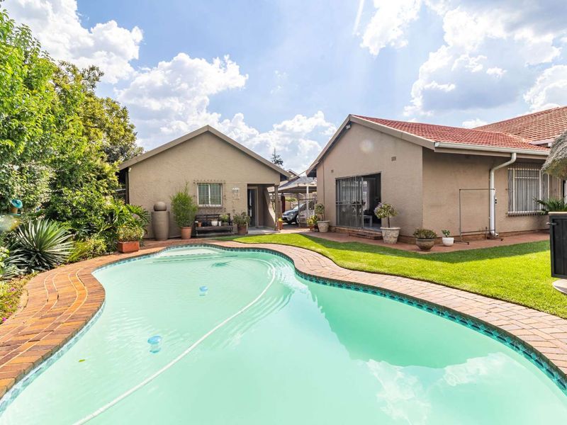 TWO HOMES ON ONE STAND, FOR SALE IN BRACKENDOWNS. WITH A R300 000 SAVINGS ON PRICE - Photo 2