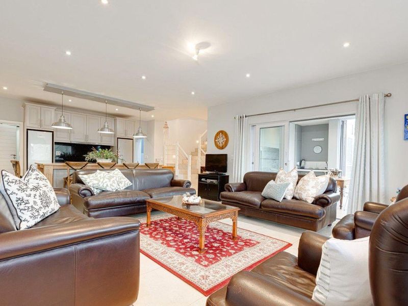 Waterside living pushed to its limit of luxury - Photo 8