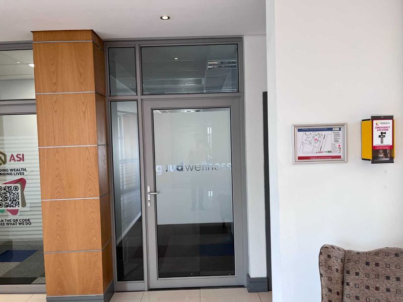 Impress Clients with High-End Finishes and Natural Light - Photo 2