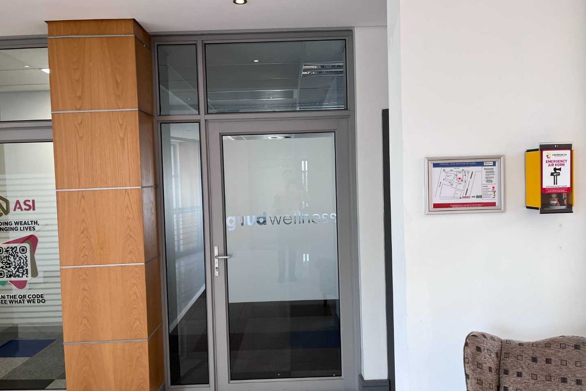 Impress Clients with High-End Finishes and Natural Light - Photo 2