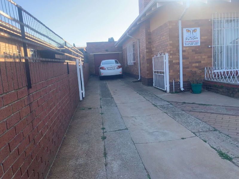 Charming 3-Bedroom House for Sale in Towerby, Johannesburg South - Photo 2