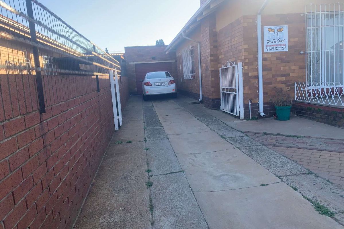 Charming 3-Bedroom House for Sale in Towerby, Johannesburg South - Photo 2