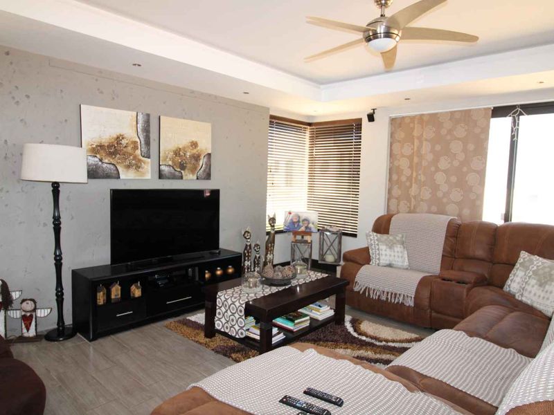 Perfectly positioned sea view property! Relax and unwind in this magnificent family home. - Photo 7