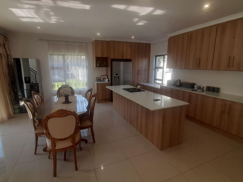 Elegant Home in Sought-After Melodie Estate. - Photo 8