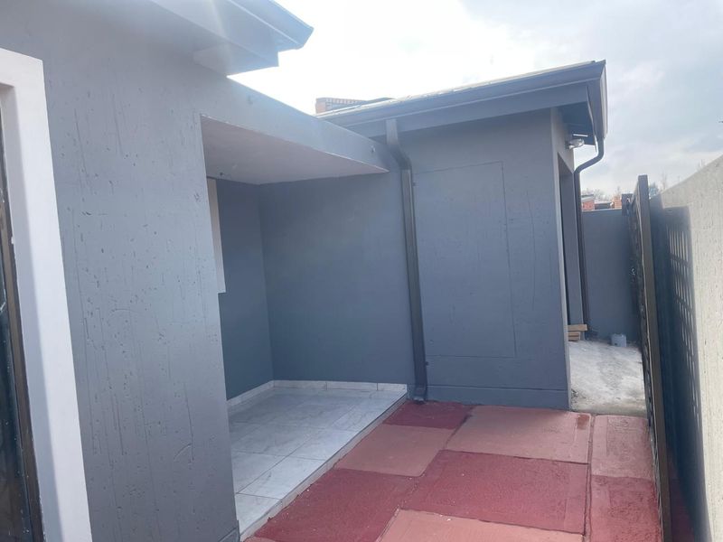 NEWLY RENOVATED HOME!!!! - Photo 6