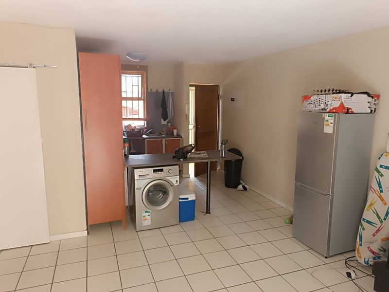 Lovely 1st-Floor Apartment in Secure Randburg Development - Photo 5