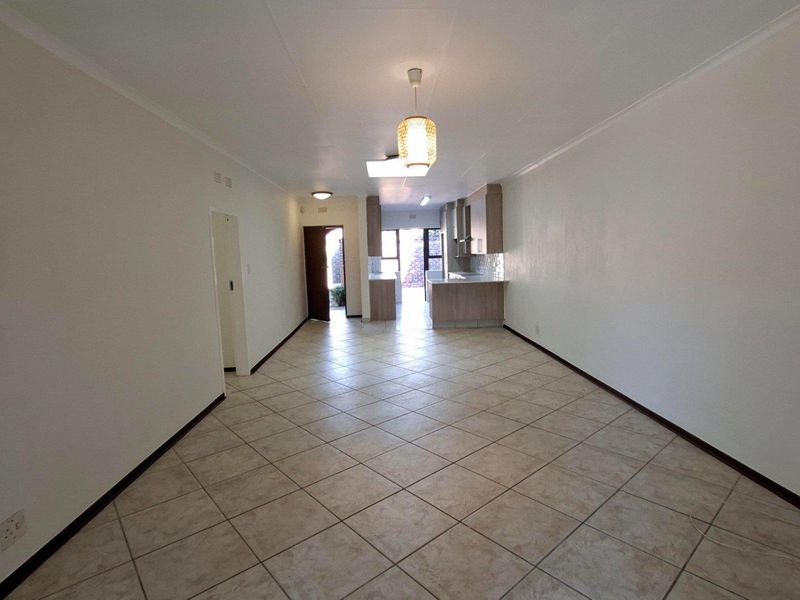 Lovely 3 bedroom, 2 bathroom, simplex available in Douglasdale - Photo 7