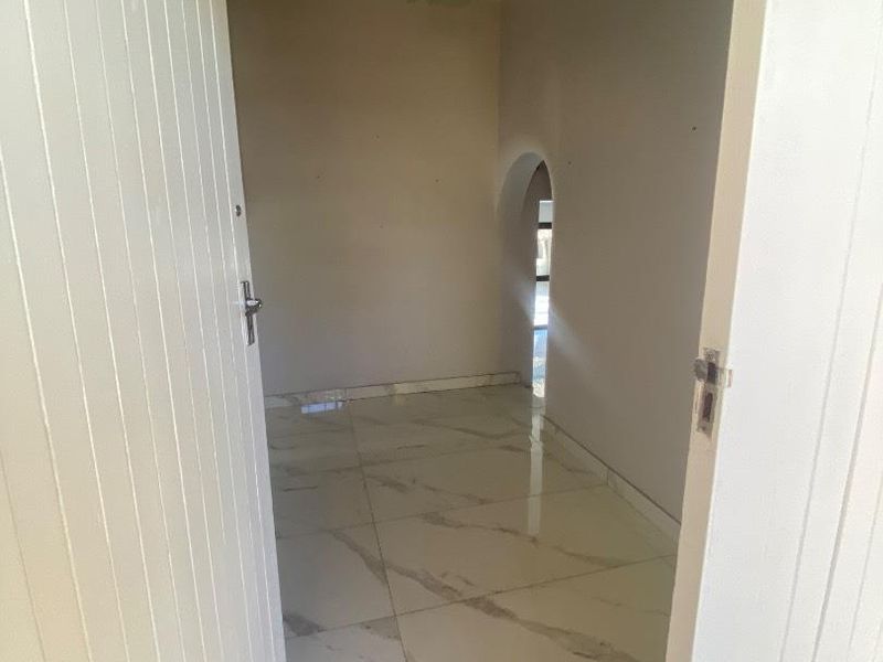 FREESTANDING HOUSE TO LET OLYMPIA - Photo 3