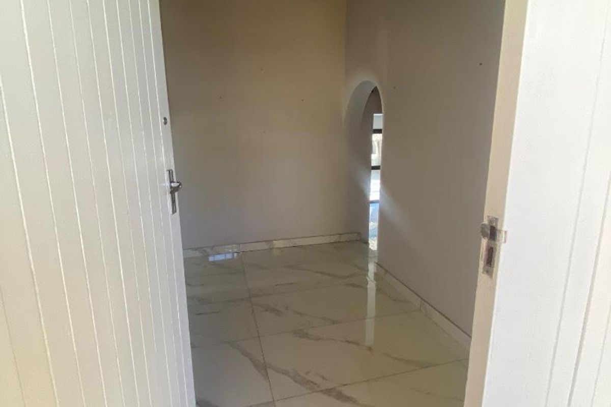 FREESTANDING HOUSE TO LET OLYMPIA - Photo 3