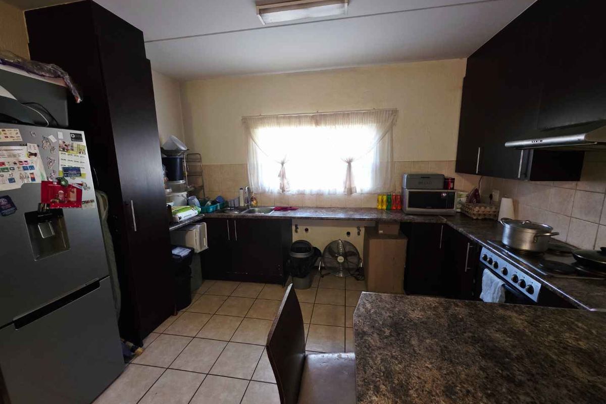 Priced to sell !!    Spacious 2-Bedroom, 2-Bathroom Ground Floor Unit for Sale - Photo 5