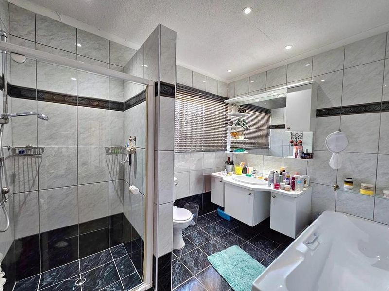 Executive Family Sanctuary in Prestigious Ludwigsdorf - Photo 6