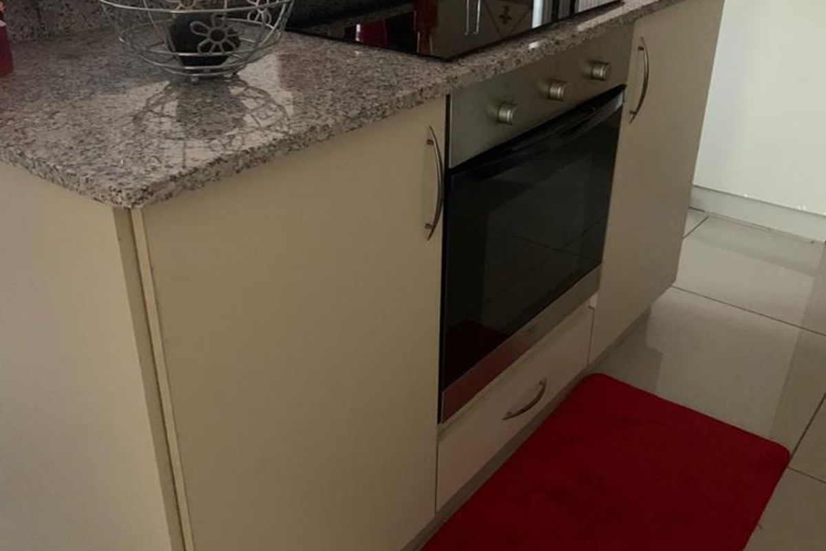 Charming 3-Bedroom Townhouse for Rent in Arboretum - Photo 2