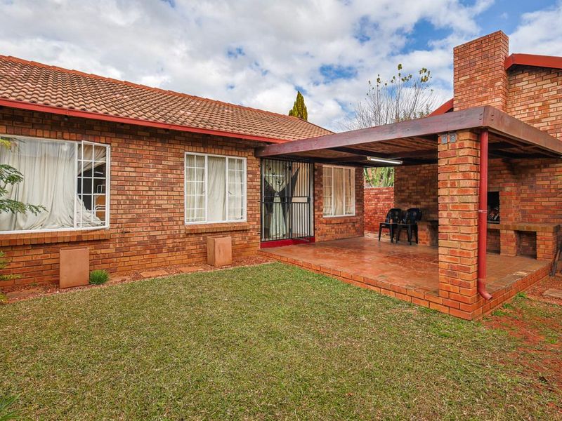 Charming 2 Bedroom Townhouse in Secure Complex – Ideal for Homeowners & Investors Alike - Photo 3