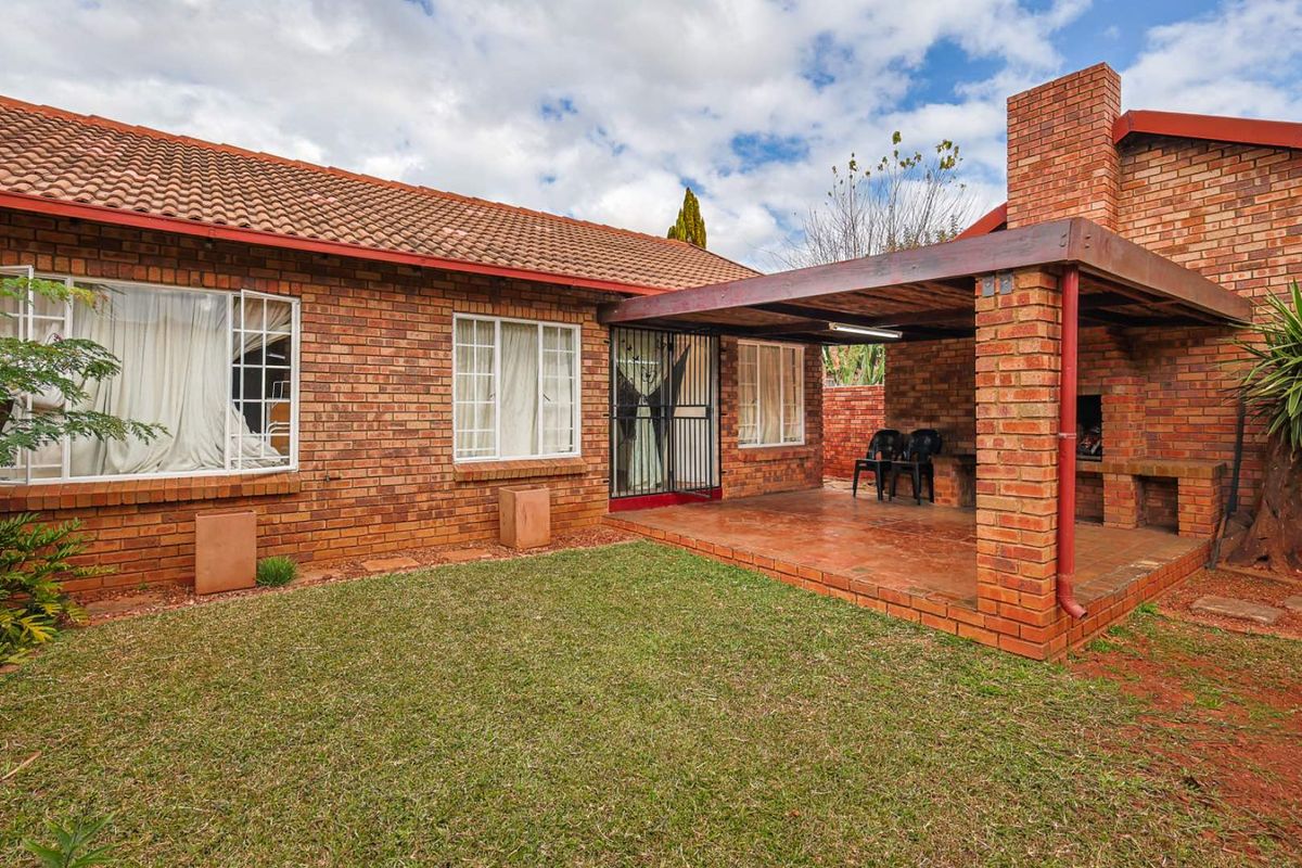 Charming 2 Bedroom Townhouse in Secure Complex – Ideal for Homeowners & Investors Alike - Photo 3