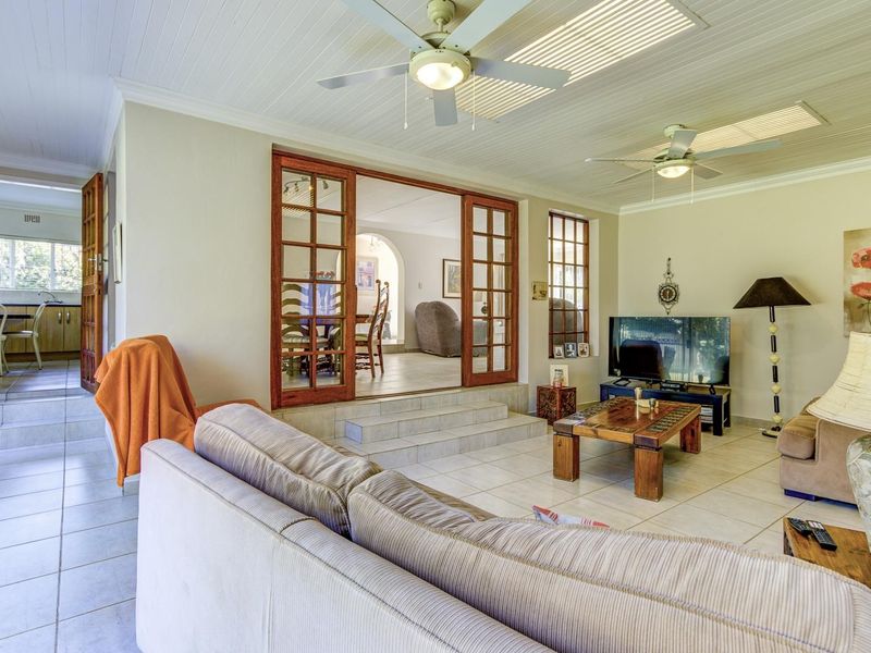 EXCEPTIONALLY NEAT FAMILY HOME IN THE UPMARKET ESTATE OF MOREHILL CLOSE - Photo 10