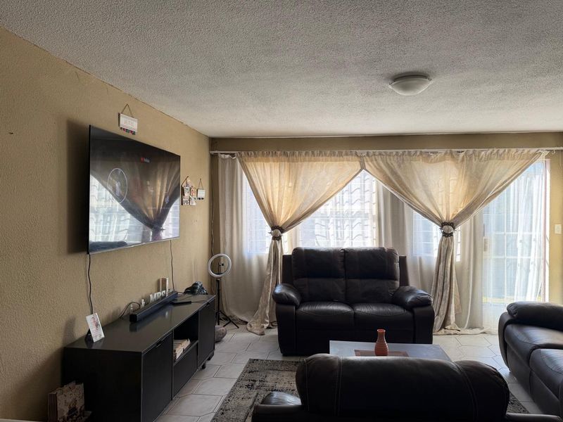 Secure Ground Floor 2-Bed Unit - Photo 8