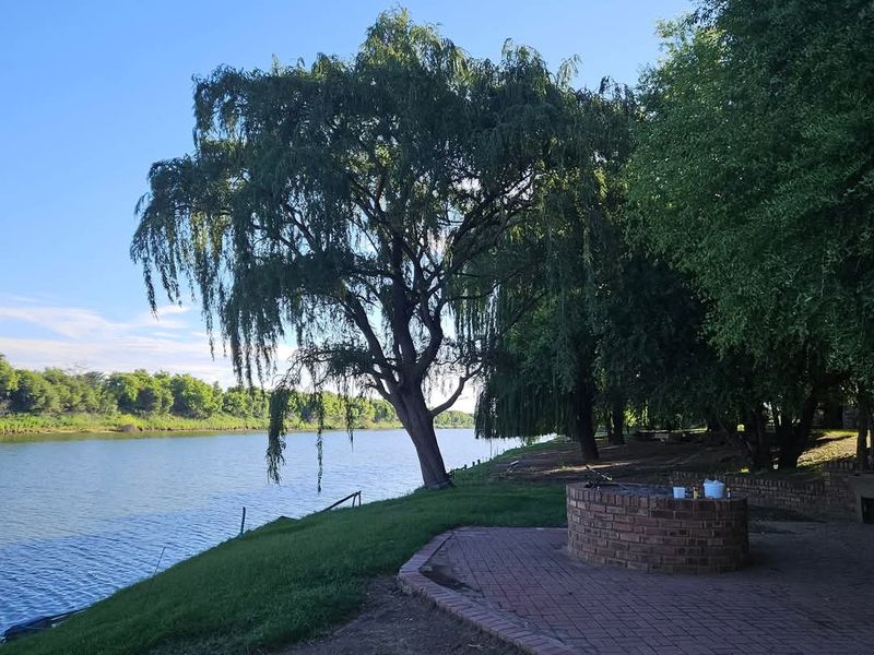 Double storey four bedroom thatch house on the banks of the Vaalriver - Photo 3