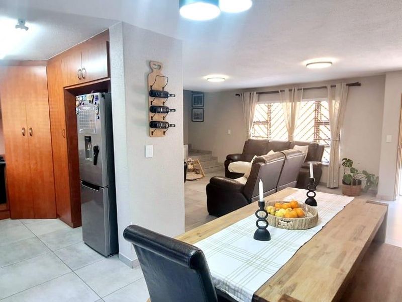 Eye Catching 3 Bedroom Duplex with Solar & Private Pool - Photo 9