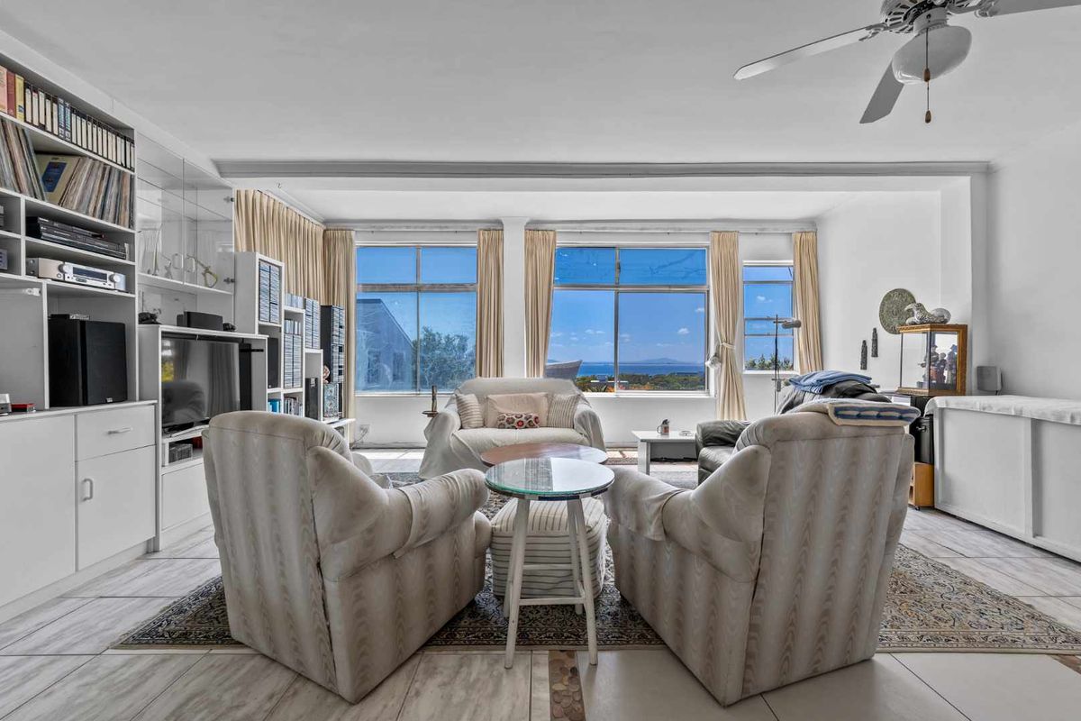 Elevated Urban Living in Sought-After Green Point - Photo 4