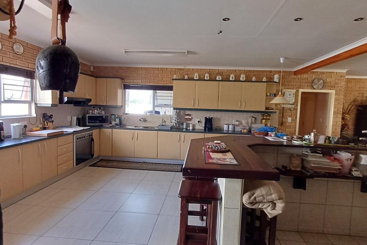 Family home with flat - Photo 4