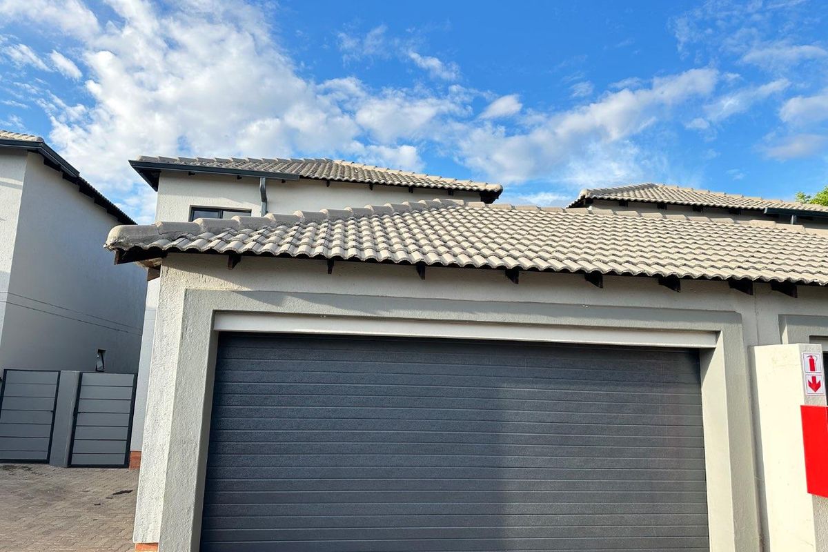 Luxurious Family Living: Spacious Home in Secure Complex - Photo 2