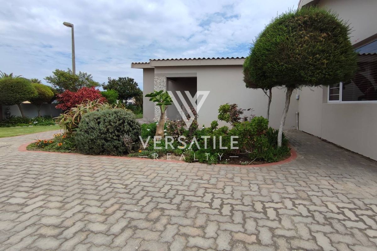 Generous 420sqm Single Level Family Home - Photo 2