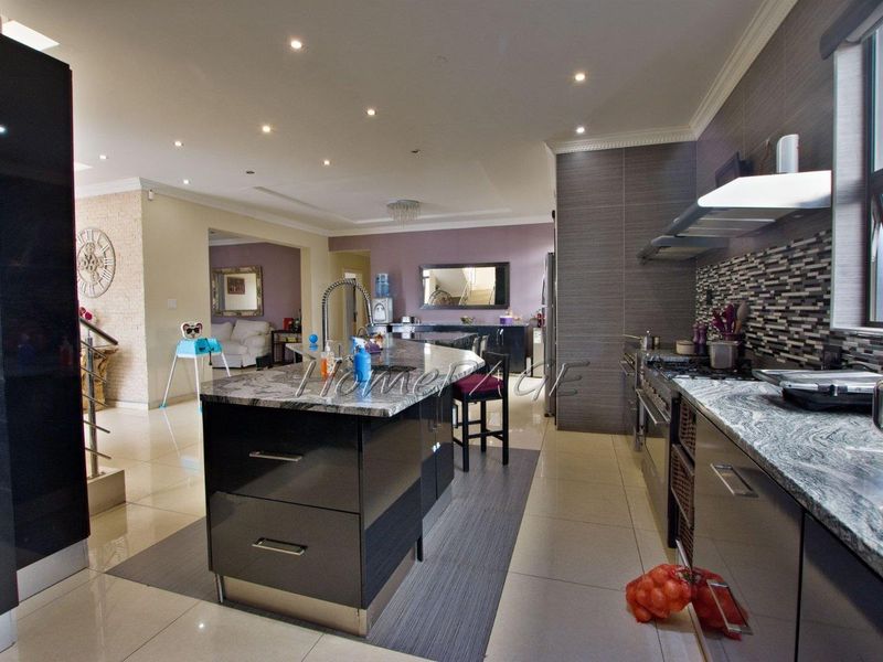 Fairway Estate, Walvis Bay:  Upmarket 5 Bedr Home is for Sale - Photo 10