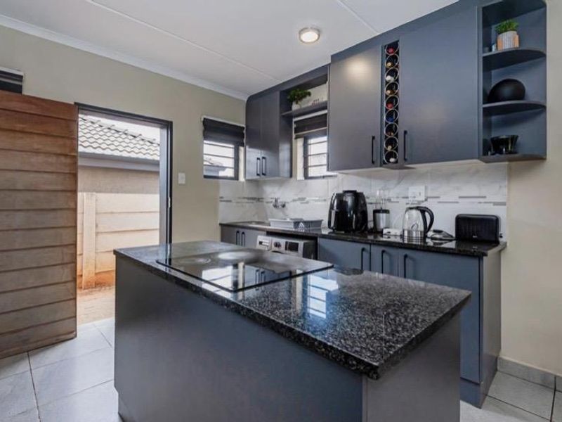 4 Bedroom House for Rent - Photo 3