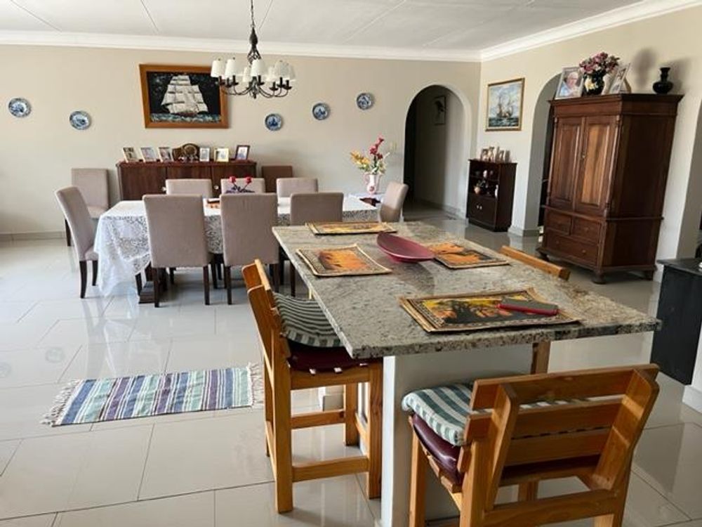 Open plan breakfast and dining room area