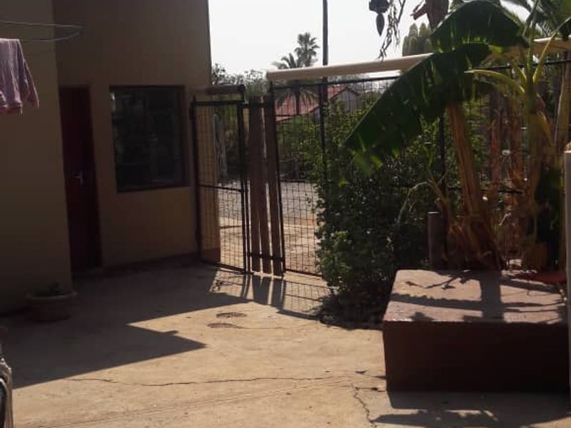 FOR SALE- 3 BEDROOM HOUSE WITH FLAT IN OUTJO, NAMIBIA - Photo 6