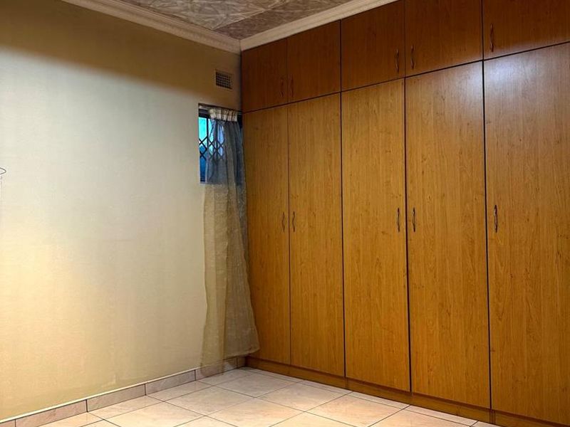 Expansive 5-Bedroom Home with Luxury Ensuites & Entertainer’s Appeal - Photo 8