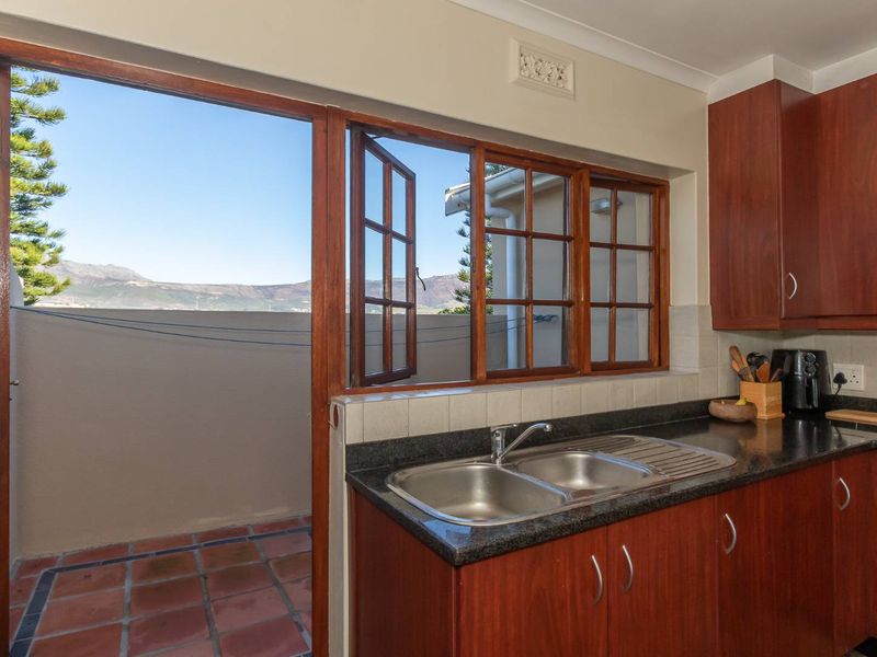 Spacious Lock ‘N Go 2 Bed Apartment In Sought After Complex - Photo 8