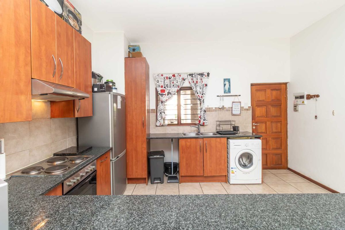 Spacious pet friendly unit available near Hillfox - Photo 2