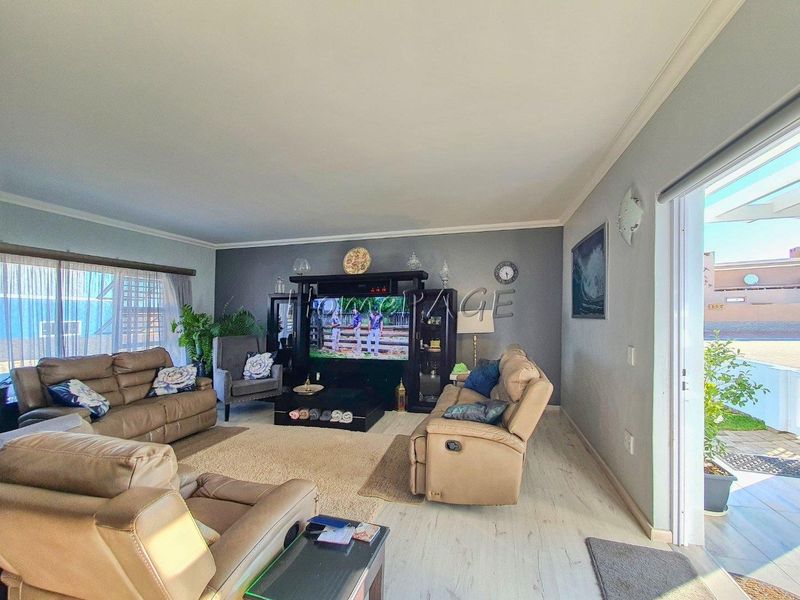 Ext 11 (Sun Bay), Henties Bay:  Neat 3 Bedr Home with 1 Bedr Flat is for Sale - Photo 8