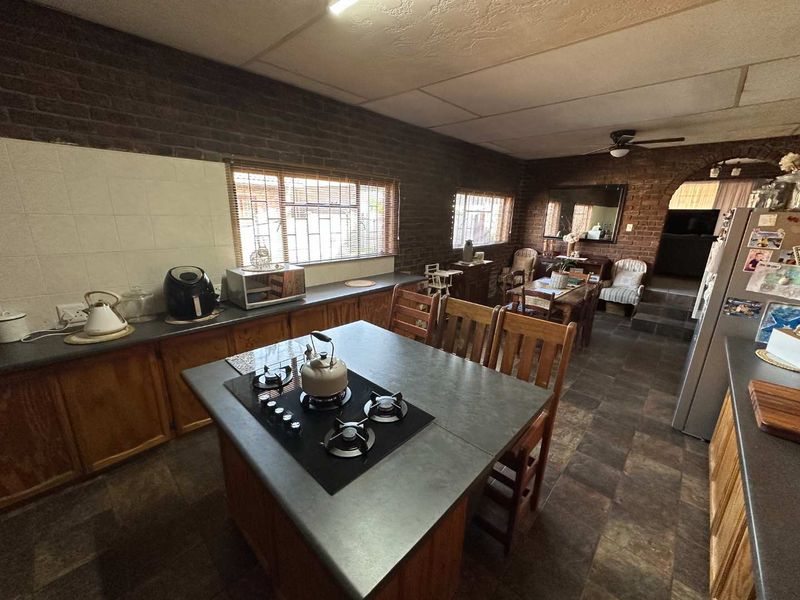 Charming 4 bedroom home with income-generating flat in Glencoe - Photo 3