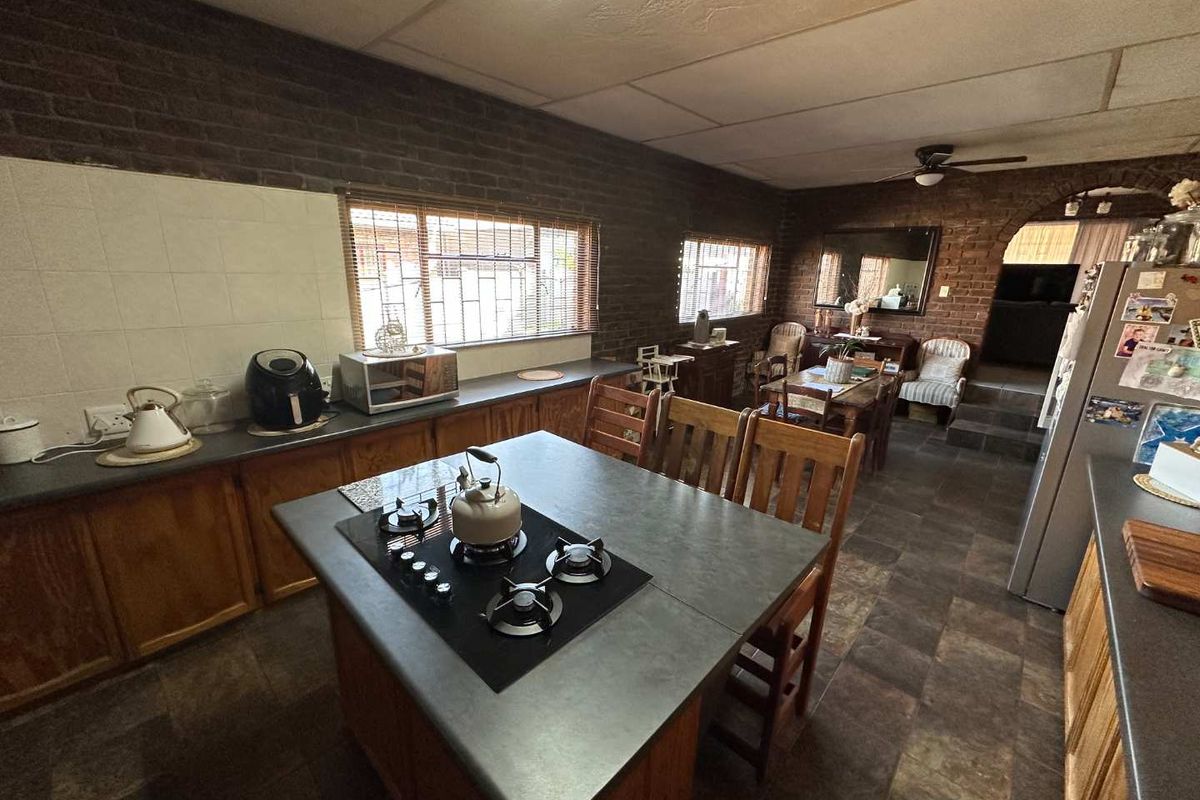 Charming 4 bedroom home with income-generating flat in Glencoe - Photo 3