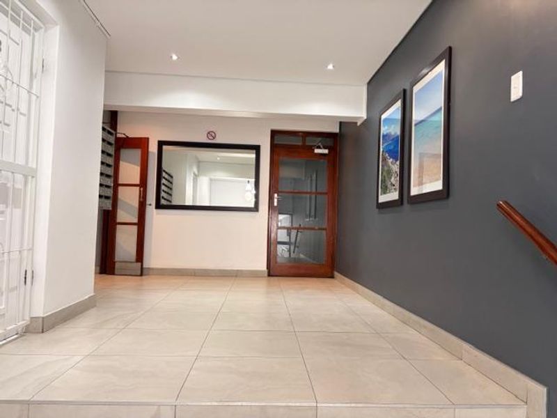 Spacious 2 bedroom apartment with enclosed balcony parking, Wi fi ready - Photo 10