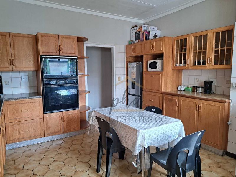 3 bedr home with spacious erf for sale in Walvis Bay selling for N$2.3 mil - Photo 4