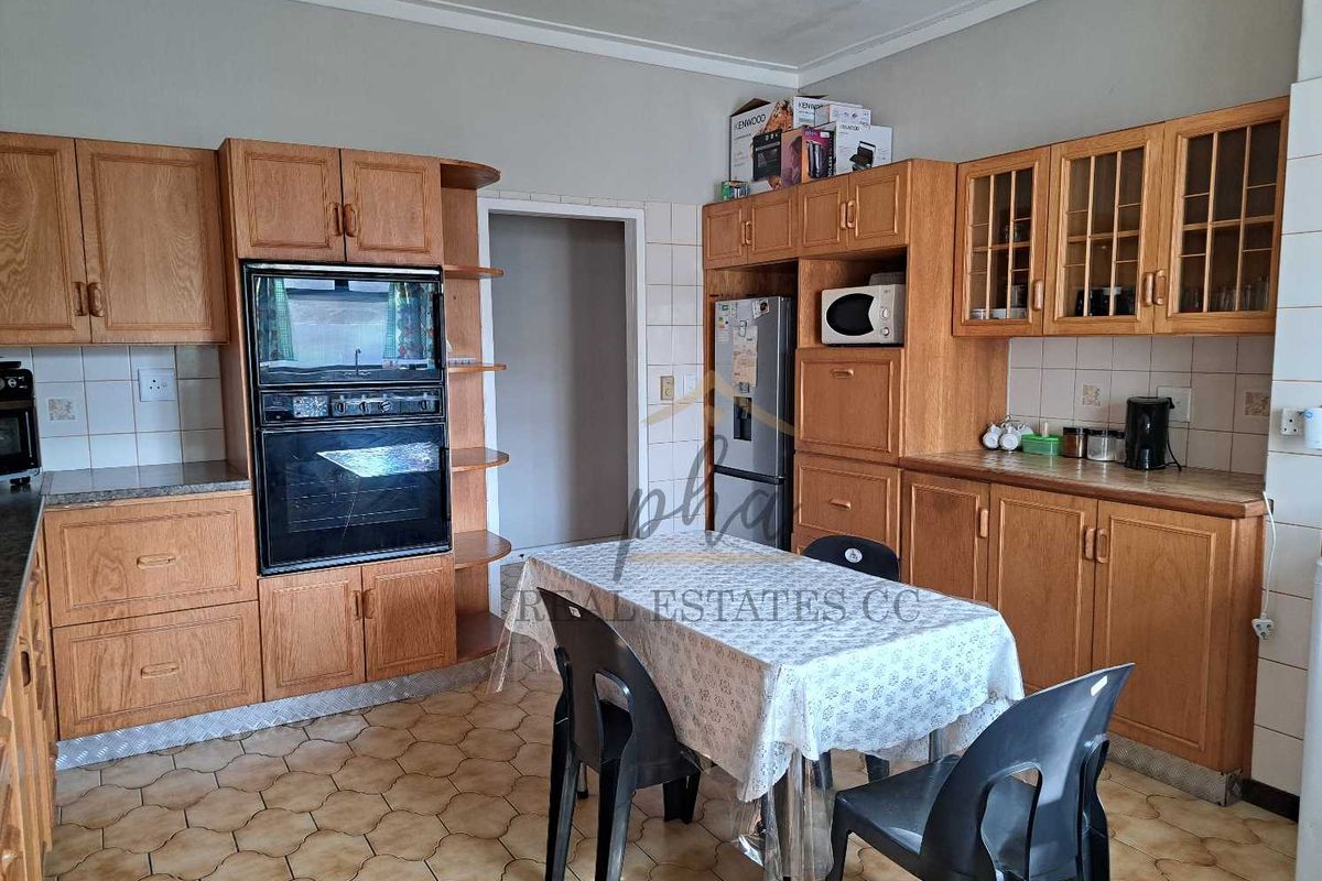 3 bedr home with spacious erf for sale in Walvis Bay selling for N$2.3 mil - Photo 4